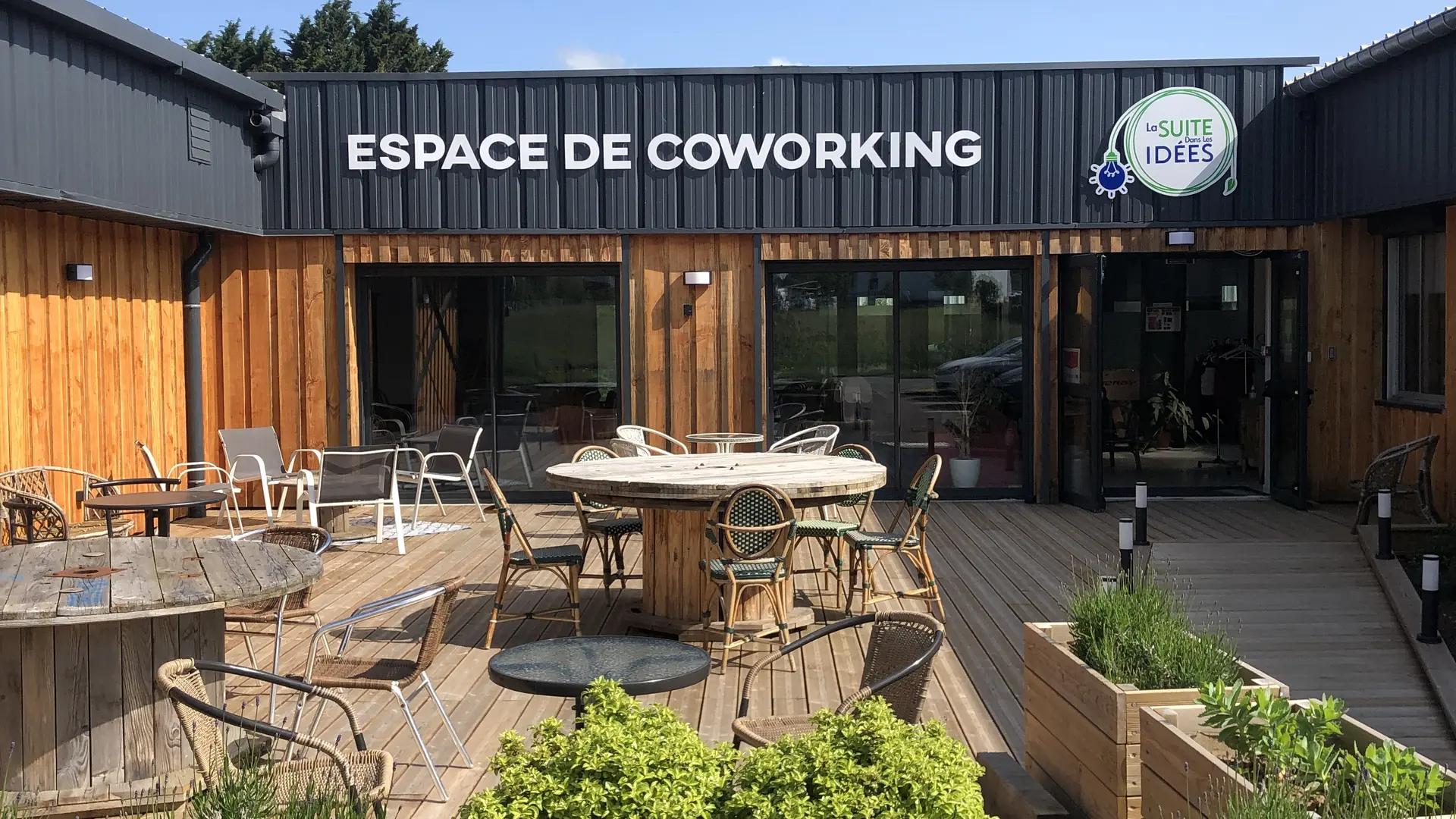 terrasse devant soleil La Suite dans les Idées Coworking bureau Neufchatel en Bray Normandie Rouen location salle de réunion formation séminaire forges les eaux aumale st saens buchy mesnieres