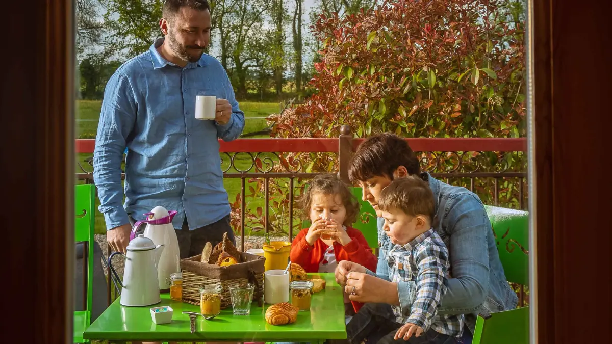 tis-rouville-ete-2020-petit-dejeuner-famille-enfants-en-normandie-terasse-hebergement-insolite-drone-press
