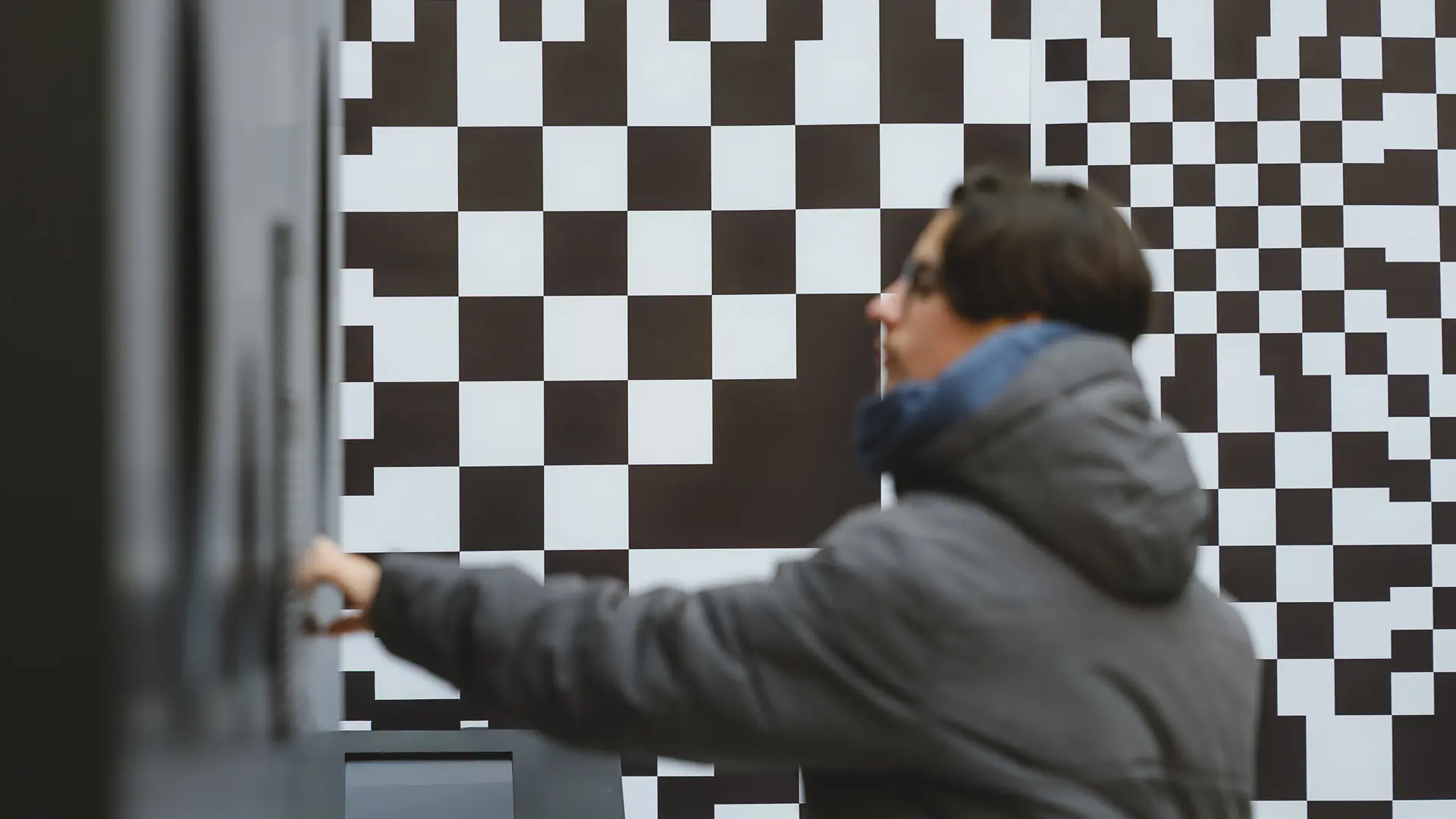 Adolescent dans l'exposition Destination IA