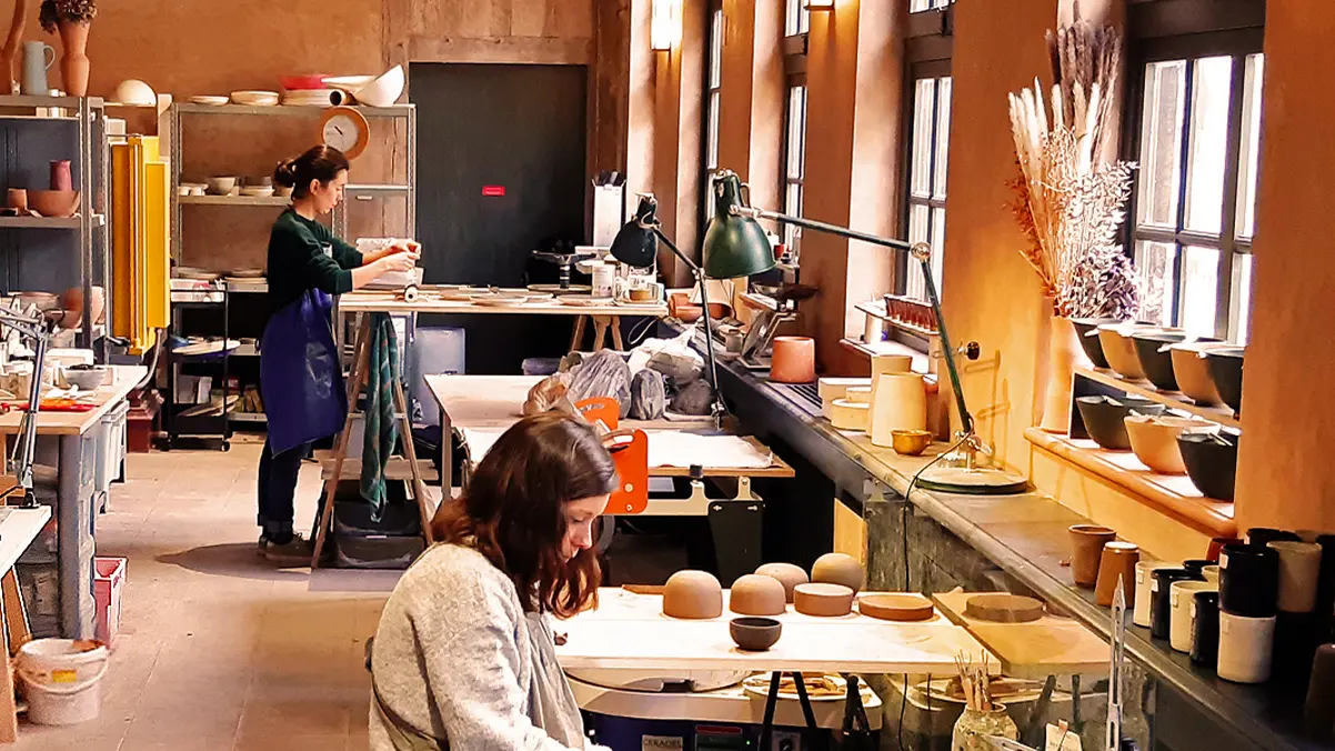 Les céramistes à l'ouvrage dans l'atelier-tremplin