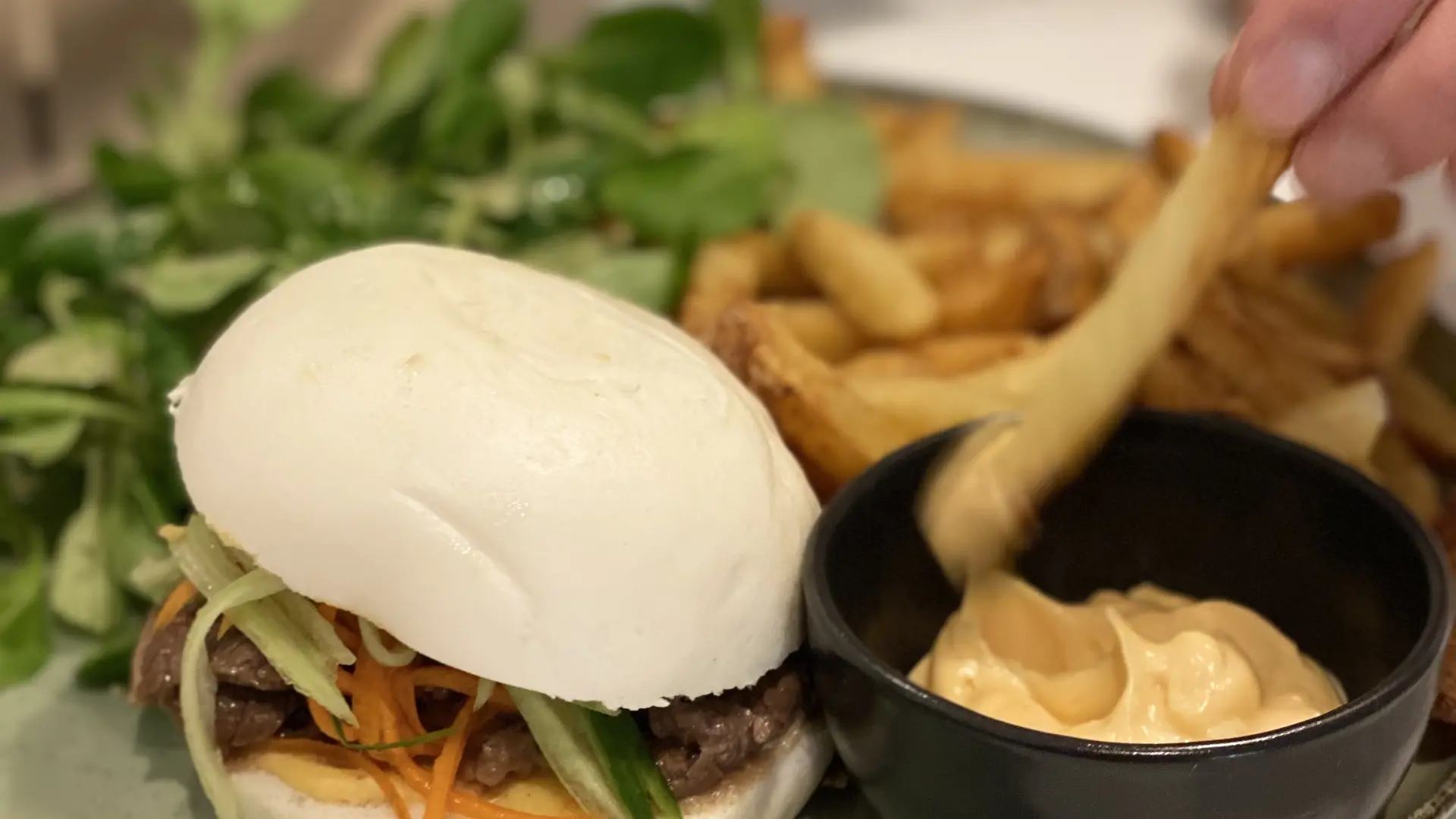Bao Burger salade et frites maison