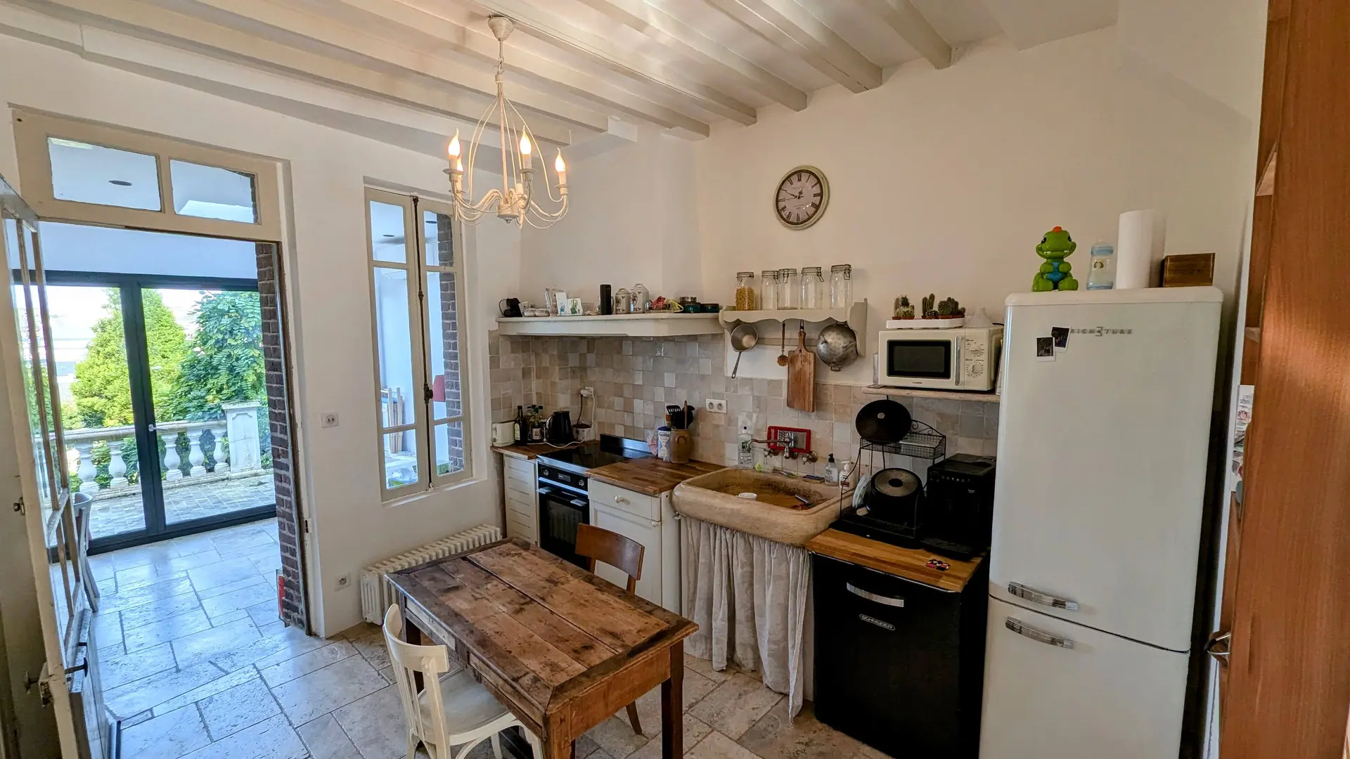 Cuisine équipée avec four, micro-ondes, lave-vaisselle...