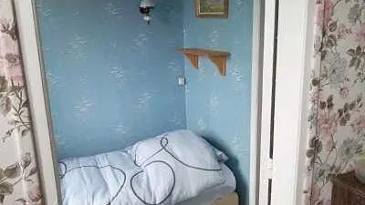 une autre chambre avec un lit simple