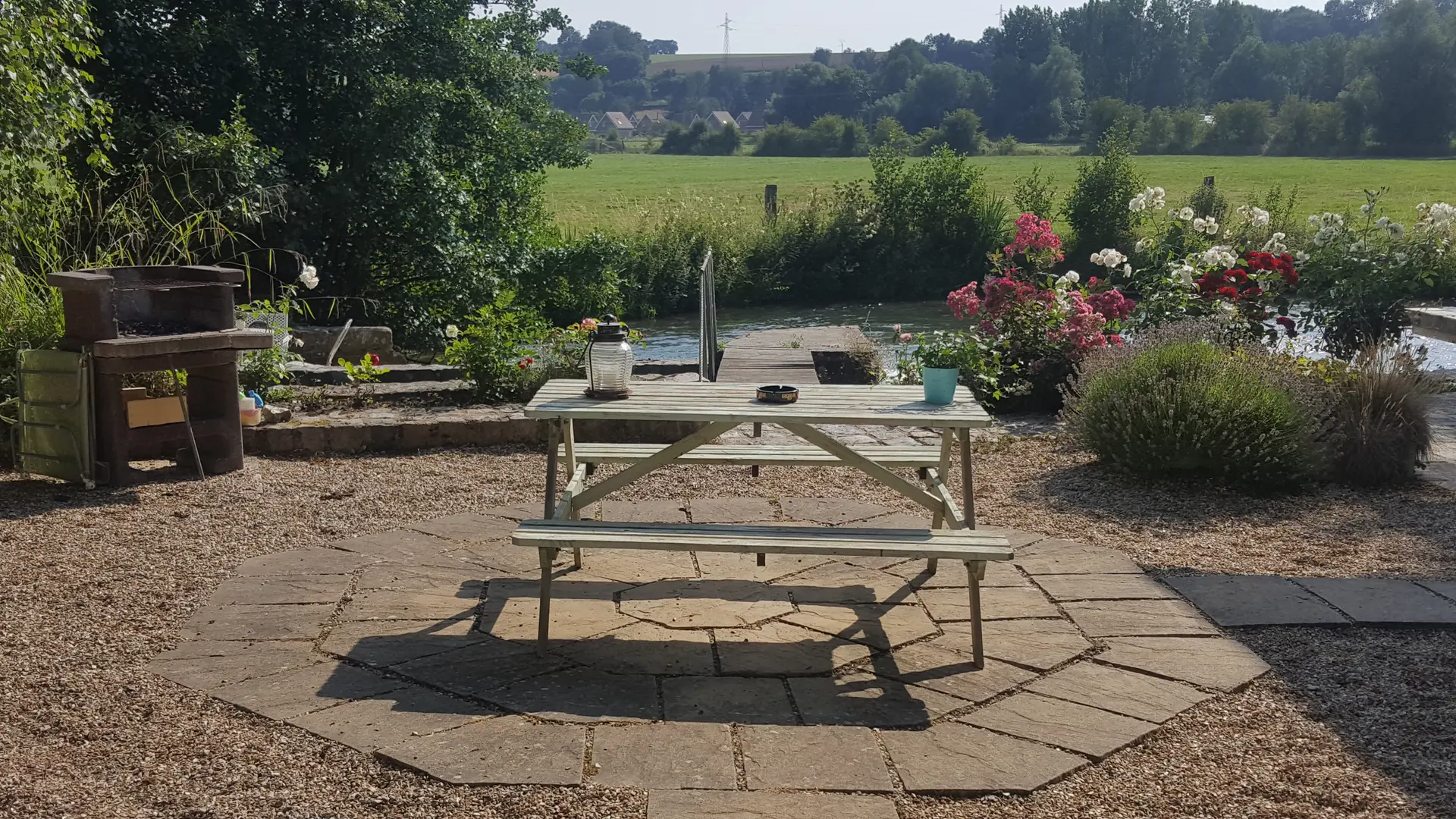 La terrasse au bord de l'eau