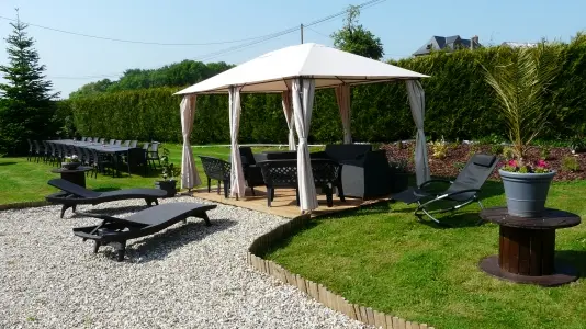 Les extérieurs avec terrasse, bain de soleil, tablée pour vos événements