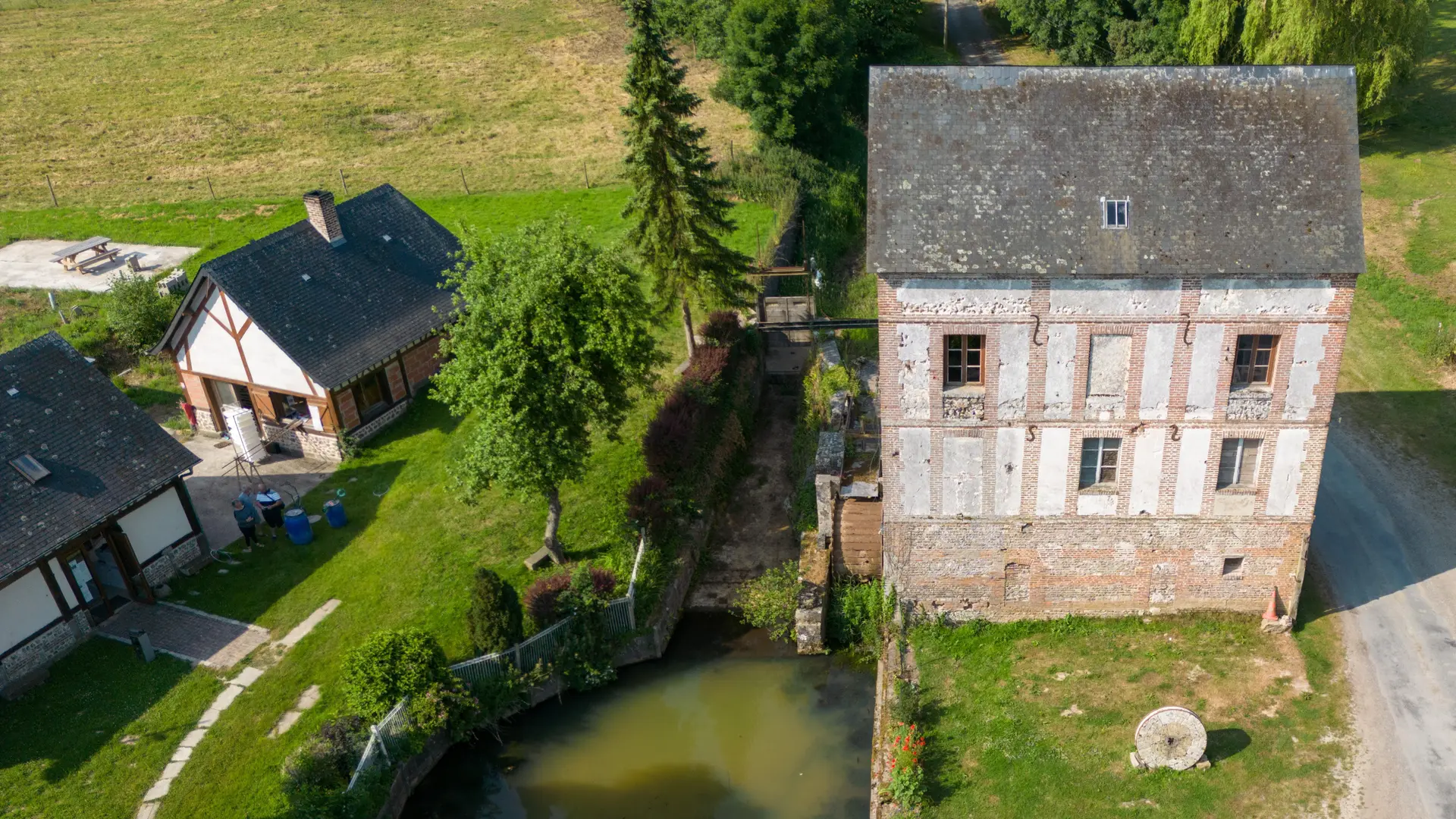 Moulin et roue vue du ciel