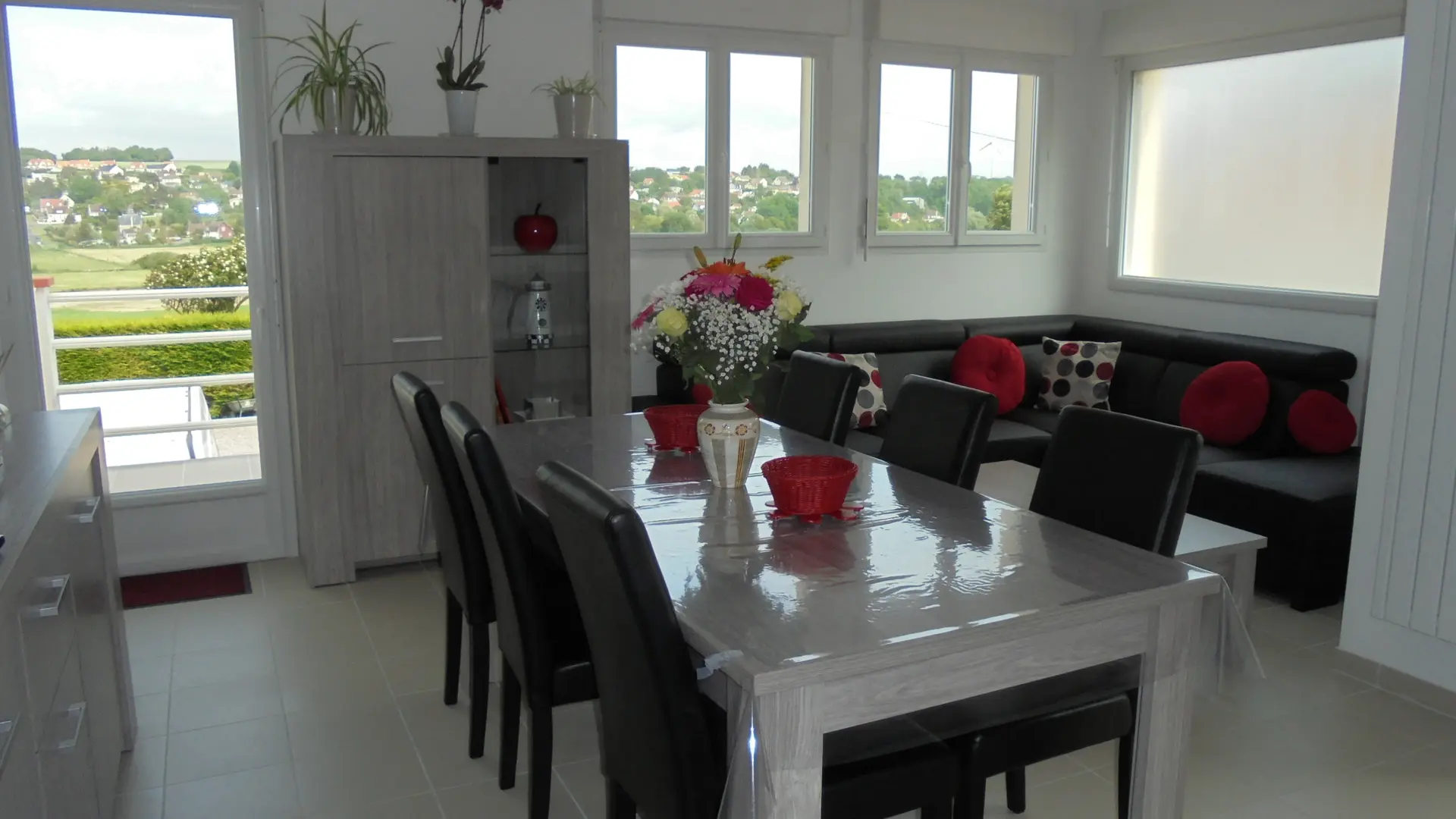 Pièce repas et salon