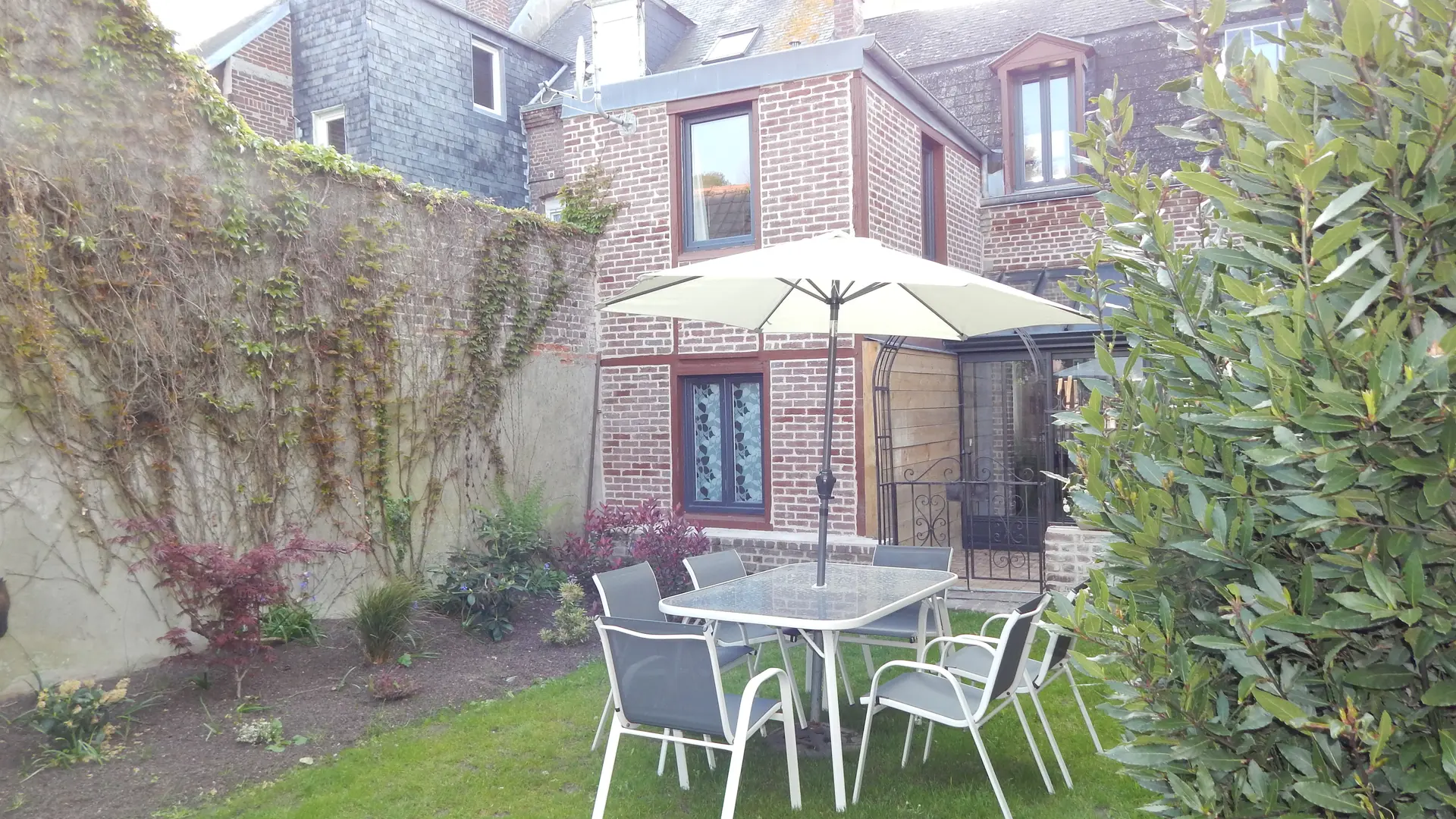 Le-Treport_La-Villa-d-chus-âne_Jardin_Salon-de-jardin@Mme-PAUMIER-2019