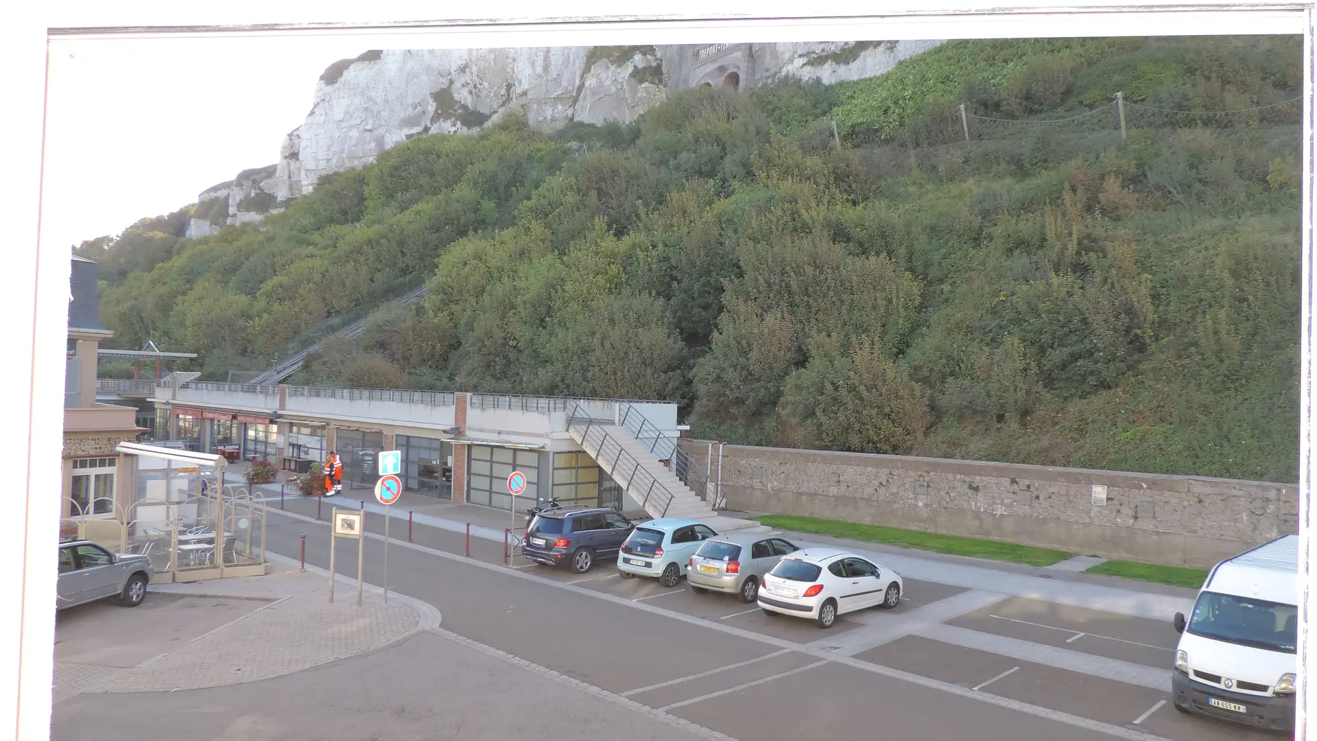 FRONT DE MER DE FALAISE 317. Le parking