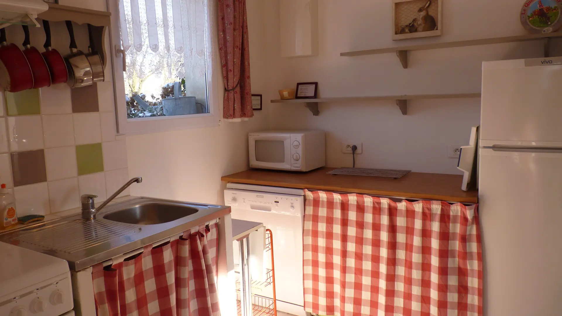 En Normandie 15mn Rouen, Gîte-Chambres d'hôtes de charmeLa Bénardière 76.Cuisine, salon, 2 chambres, 7 personnes. Accès rapide mer.