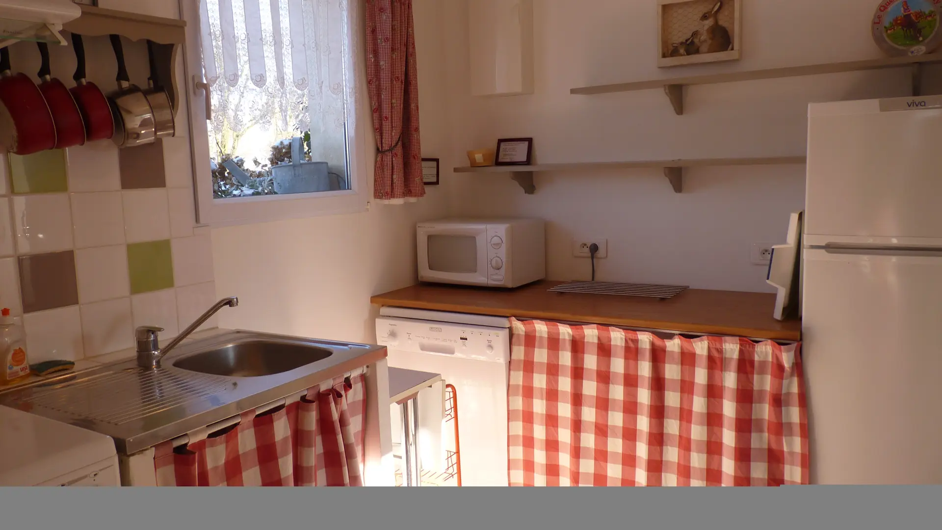 En Normandie. Gîte-Chambres d'hôtes de charme avec cuisine et salon. 2 chambres. 7 personnes. La Bénardière76 au calme,proche de Rouen. Accès rapide à la mer. Cuisine