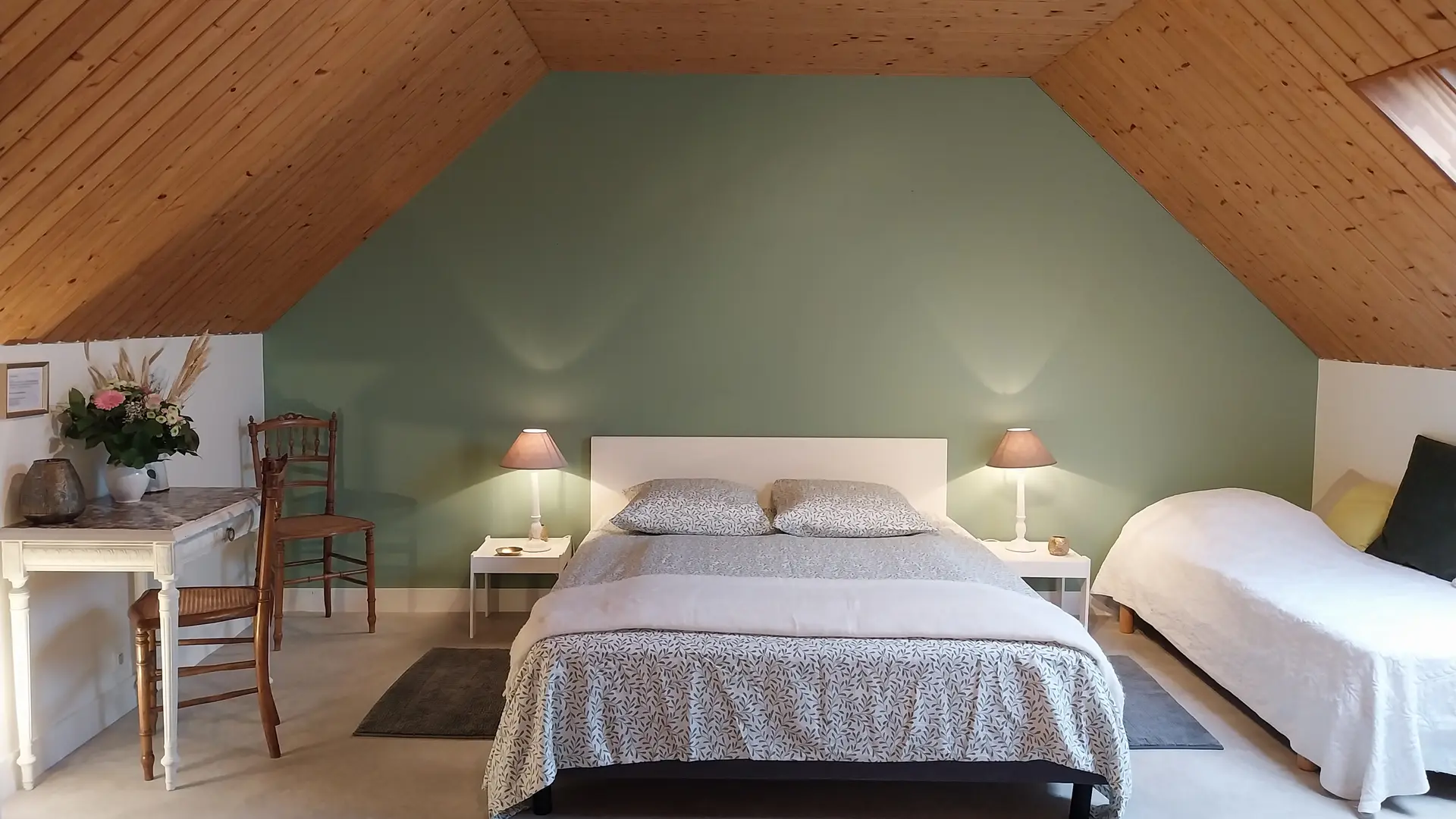 En Normandie 15mn Rouen, Gîte-Chambres d'hôtes de charmeLa Bénardière 76.Cuisine, salon, 2 chambres, 7 personnes. Accès rapide mer.