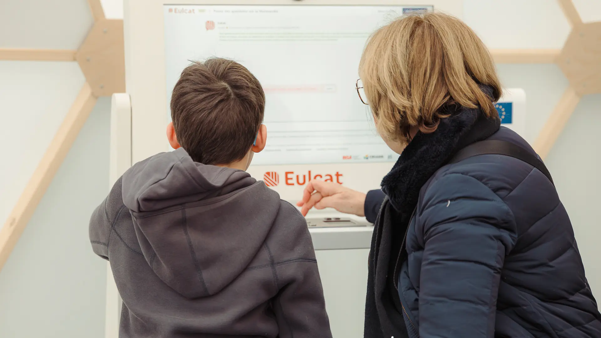 Famille dans l'exposition Destination IA