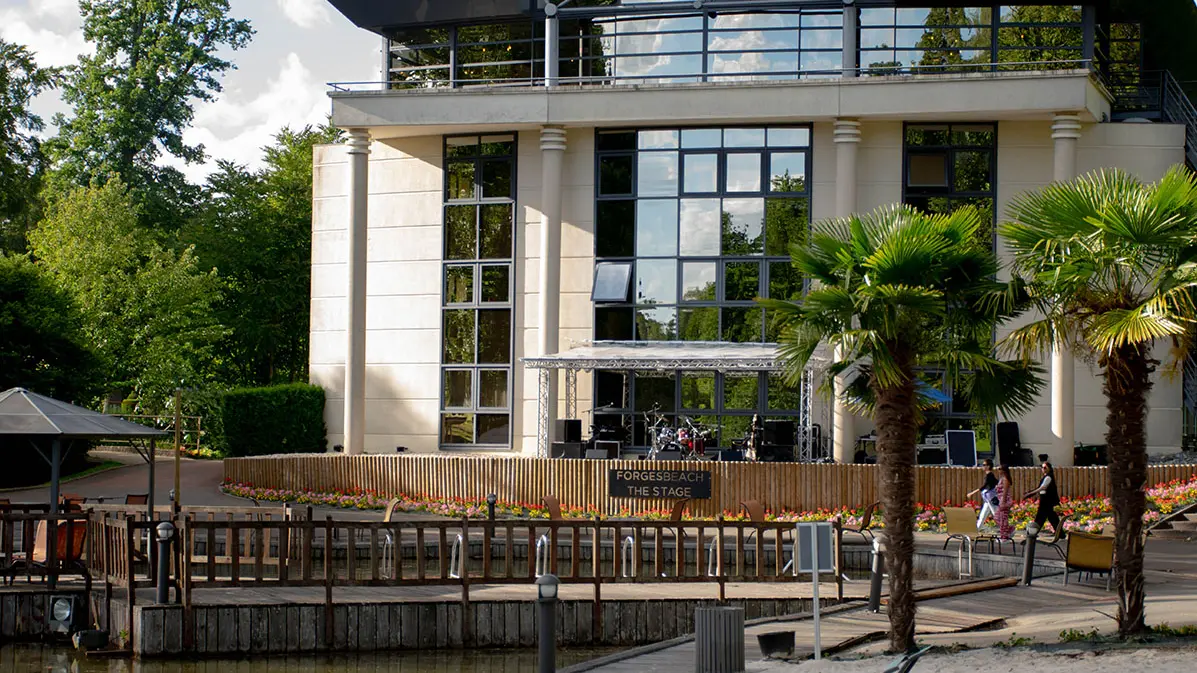 Plage et Façade du ForgesHotel