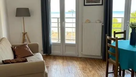 Le Balcon