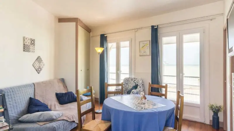 Le Balcon