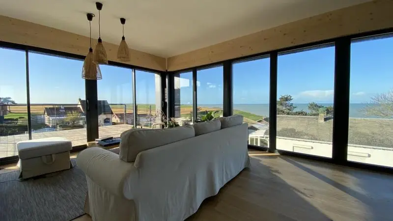 le salon avec vue panoramique sur la mer