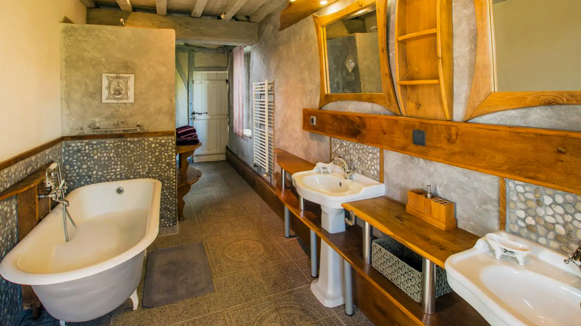 Salle de bain 1 (accessible par 5 marches)