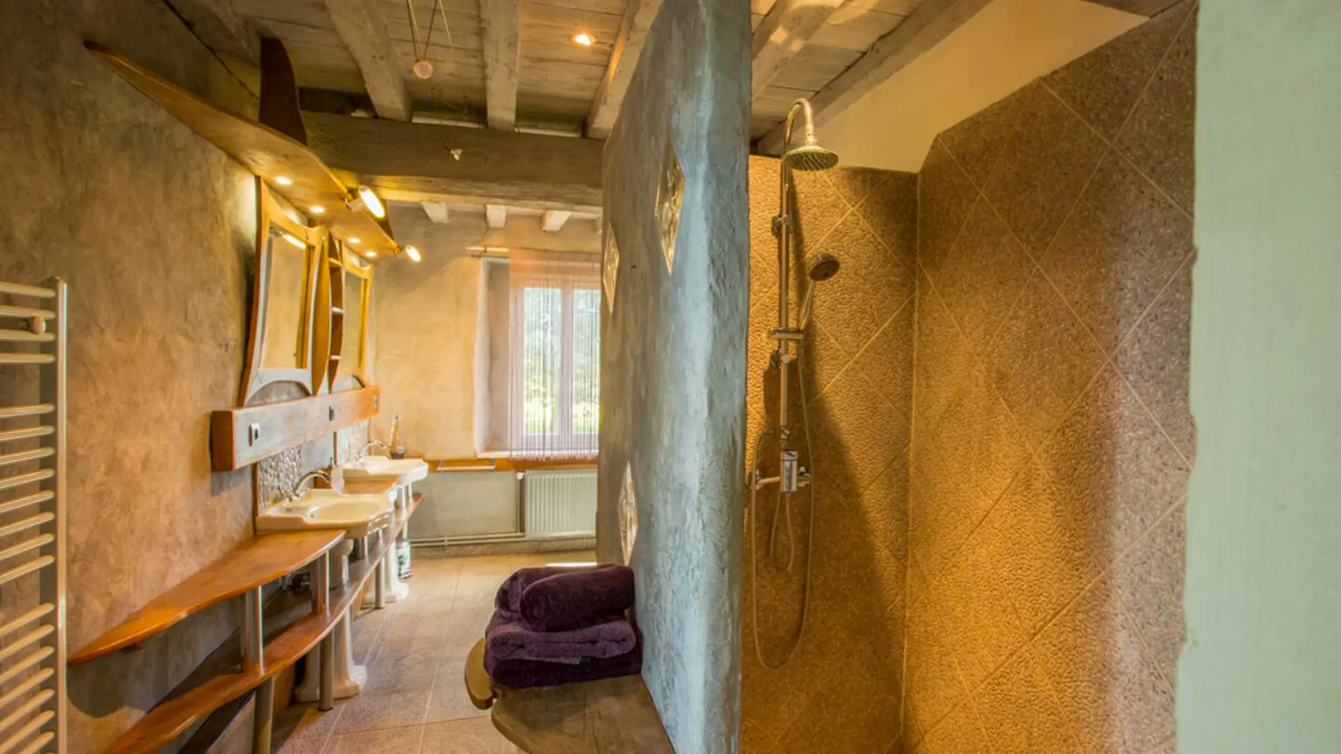 Salle de bain 2 (accessible par 5 marches)