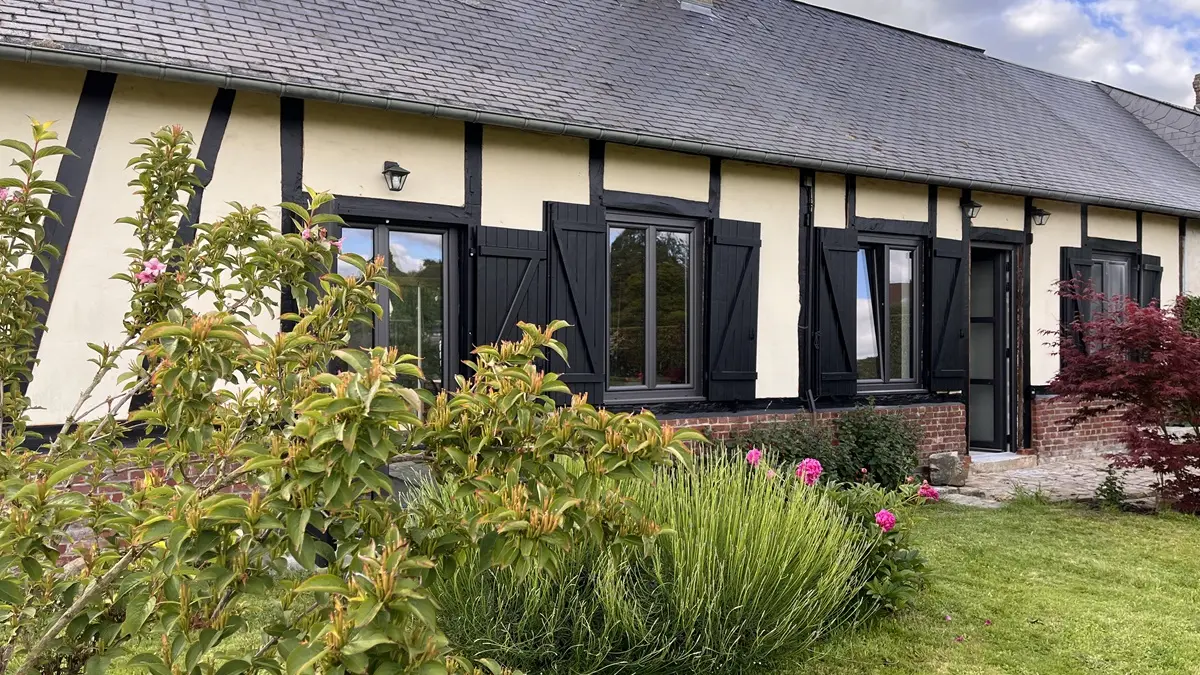 Gite-six-personnes-vieux-manoir-copyright-Maison-du-centre (1)