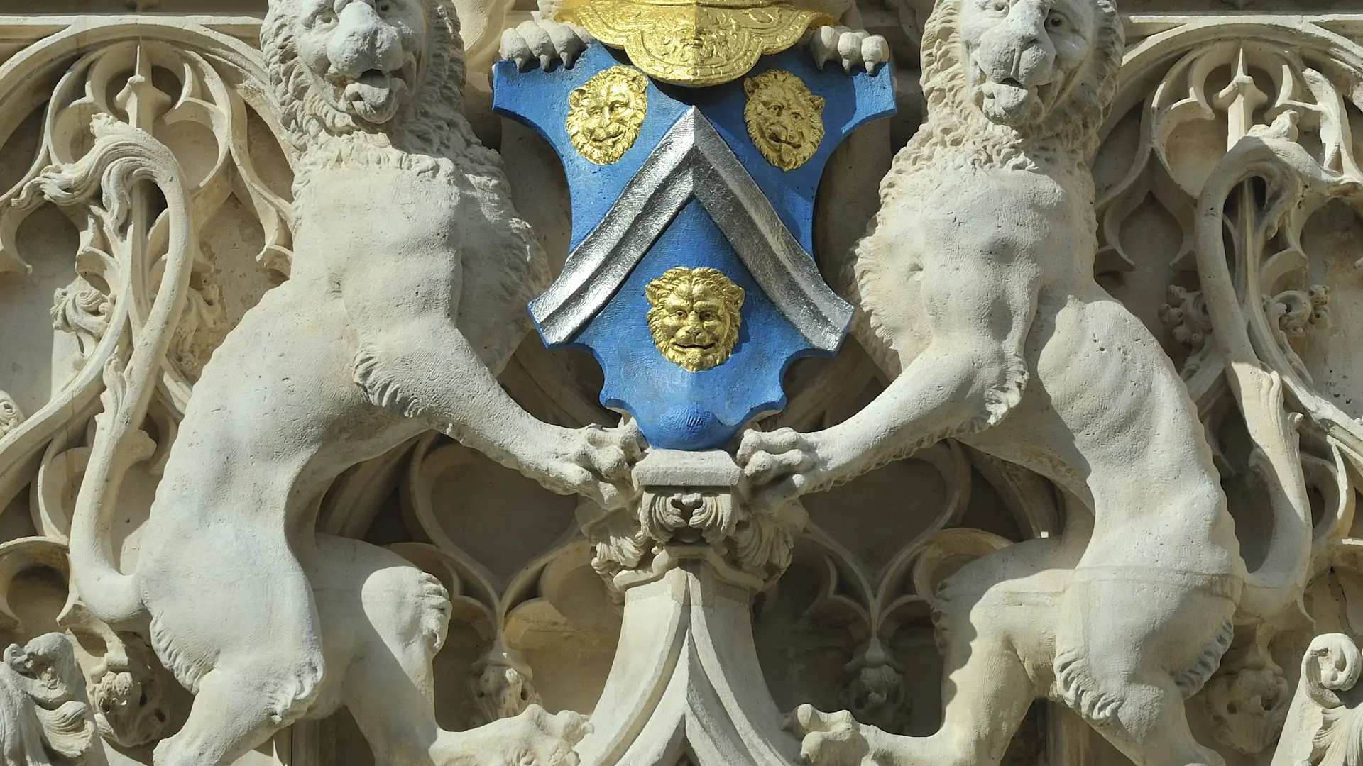 Détail façade sur place de la Pucelle