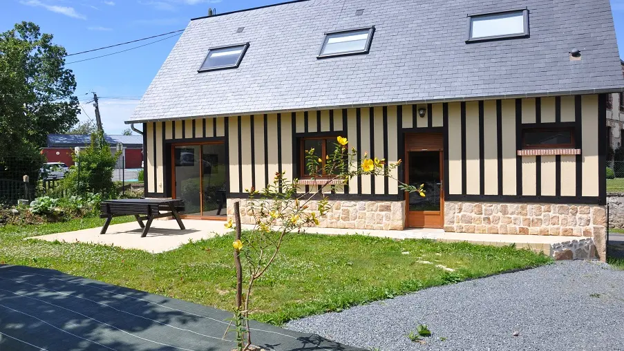 Façade maison et parking