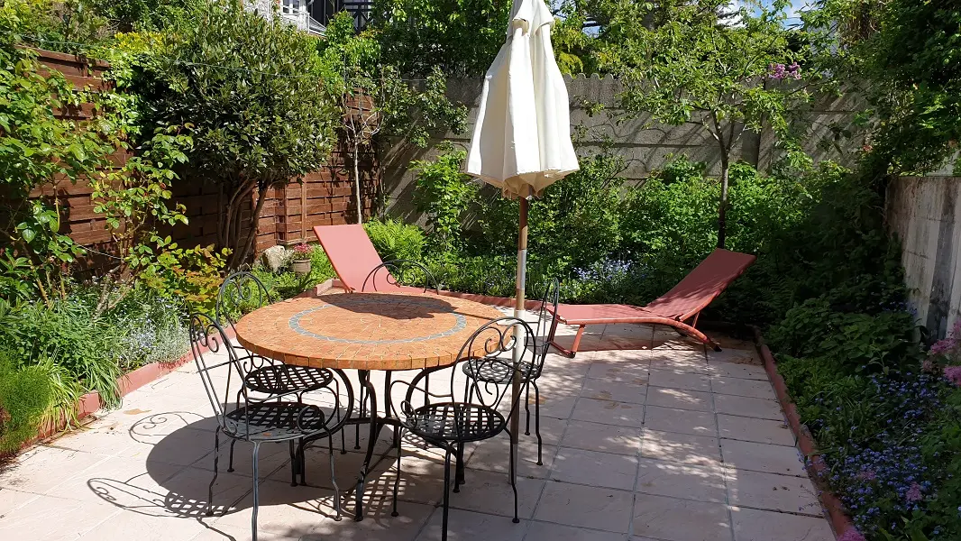 Notre jardin avec sa nouvelle terrasse (avril 2021).