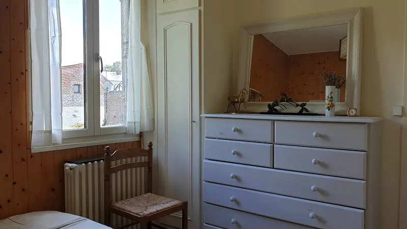 Commode et penderie dans la chambre 2. Fenêtre sur le jardin.