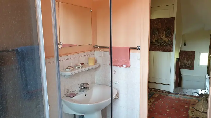 Salle de douche. Vue sur palier 1er étage. Fenêtre sur chemin des Champs-Élysées