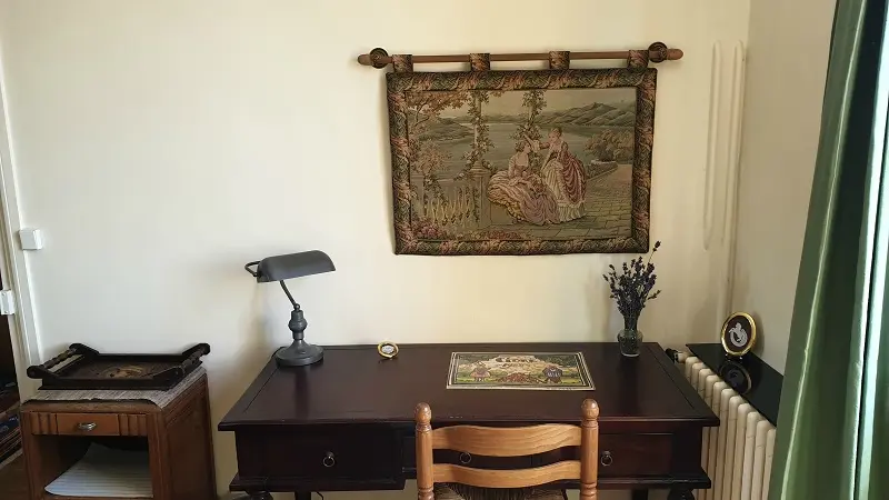 Bureau dans la chambre 1. Fenêtre sur chemin des Champs-Élysées et sur la Veules