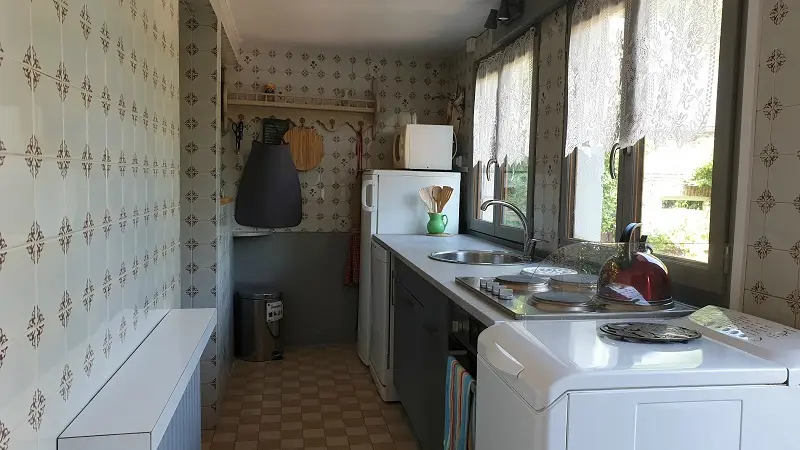 Cuisine, accessible depuis la salle à manger, et donnant sur le jardin.