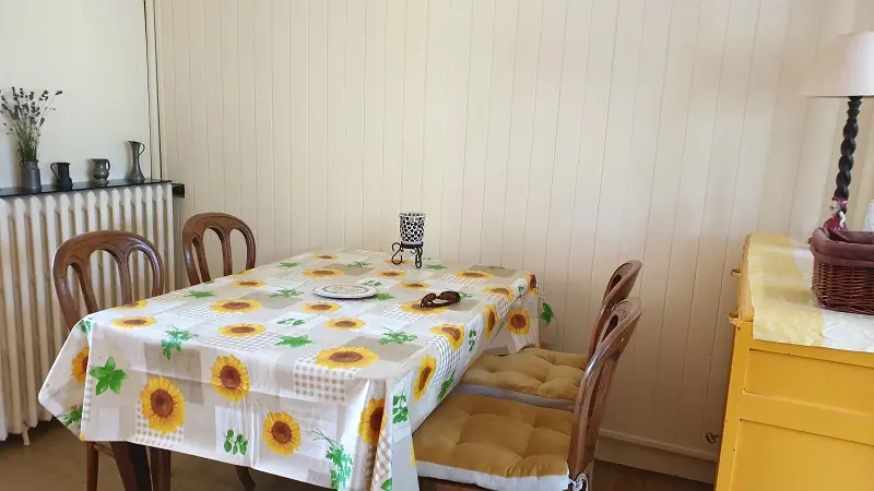 Salle à manger pour 4 personnes.