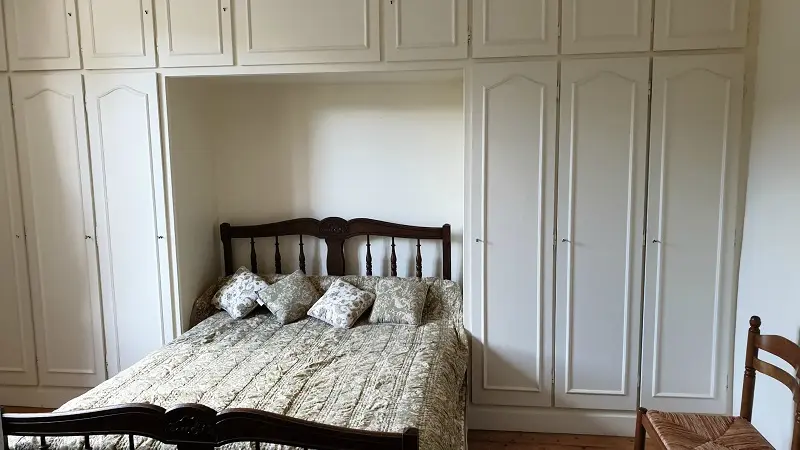 Chambre 1, avec lit double 190 x 140 cm, penderies, table et chaises.