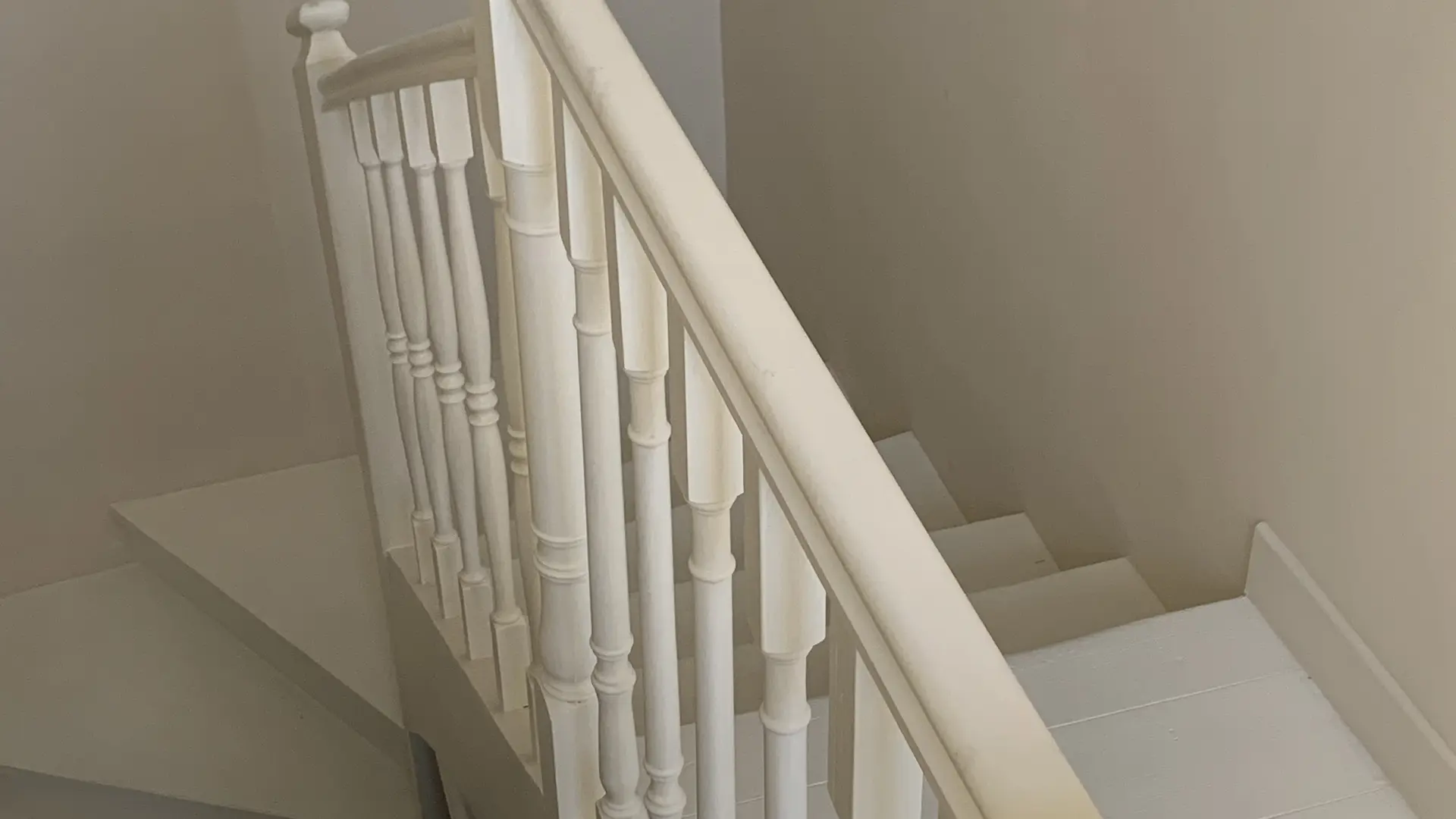 Escalier de l'entrée vers le palier de la chambre et le boudoir salle de bain