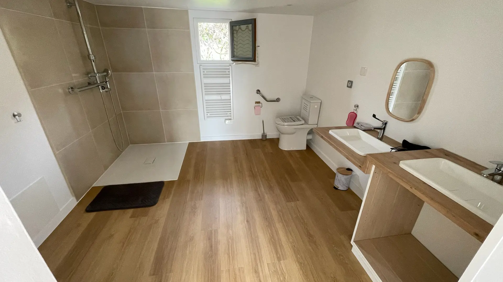 Grande salle de bain avec 2 vasques donc un pour PMR