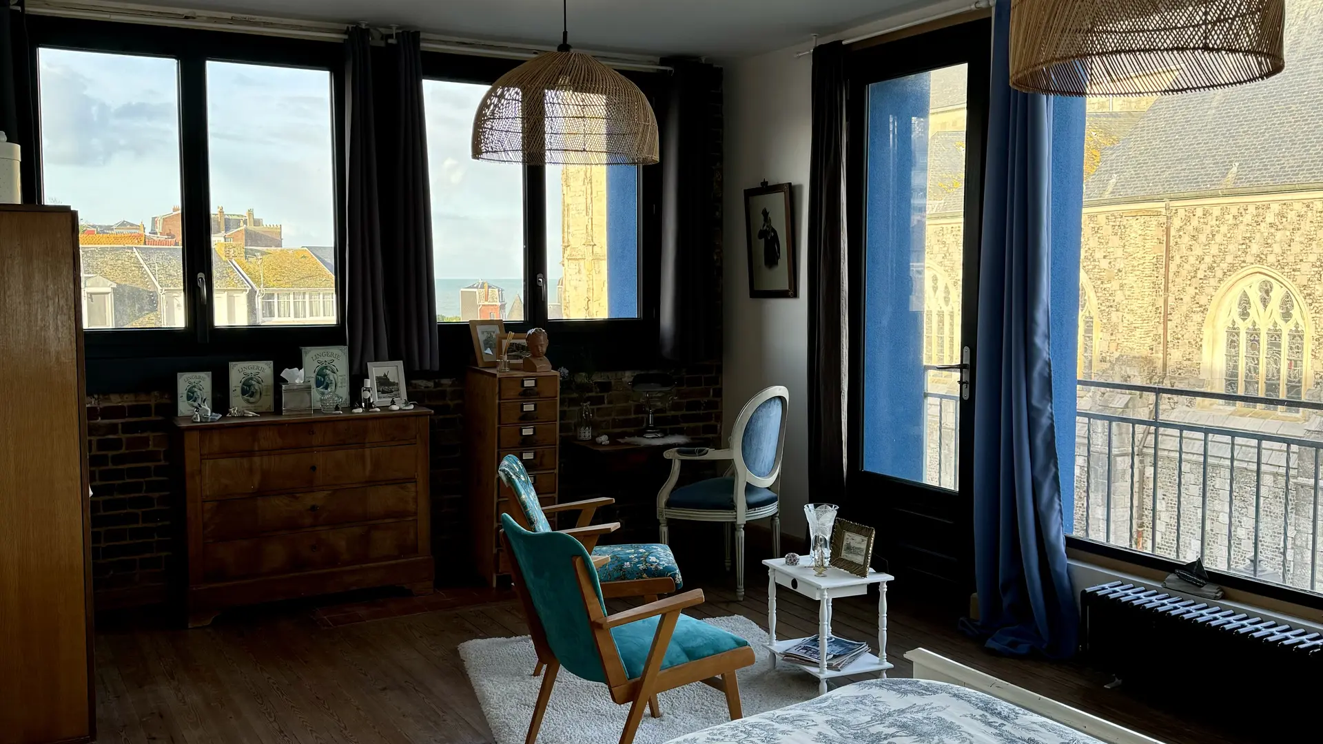 Chambre parentale avec lit double et vue panoramique sur la mer