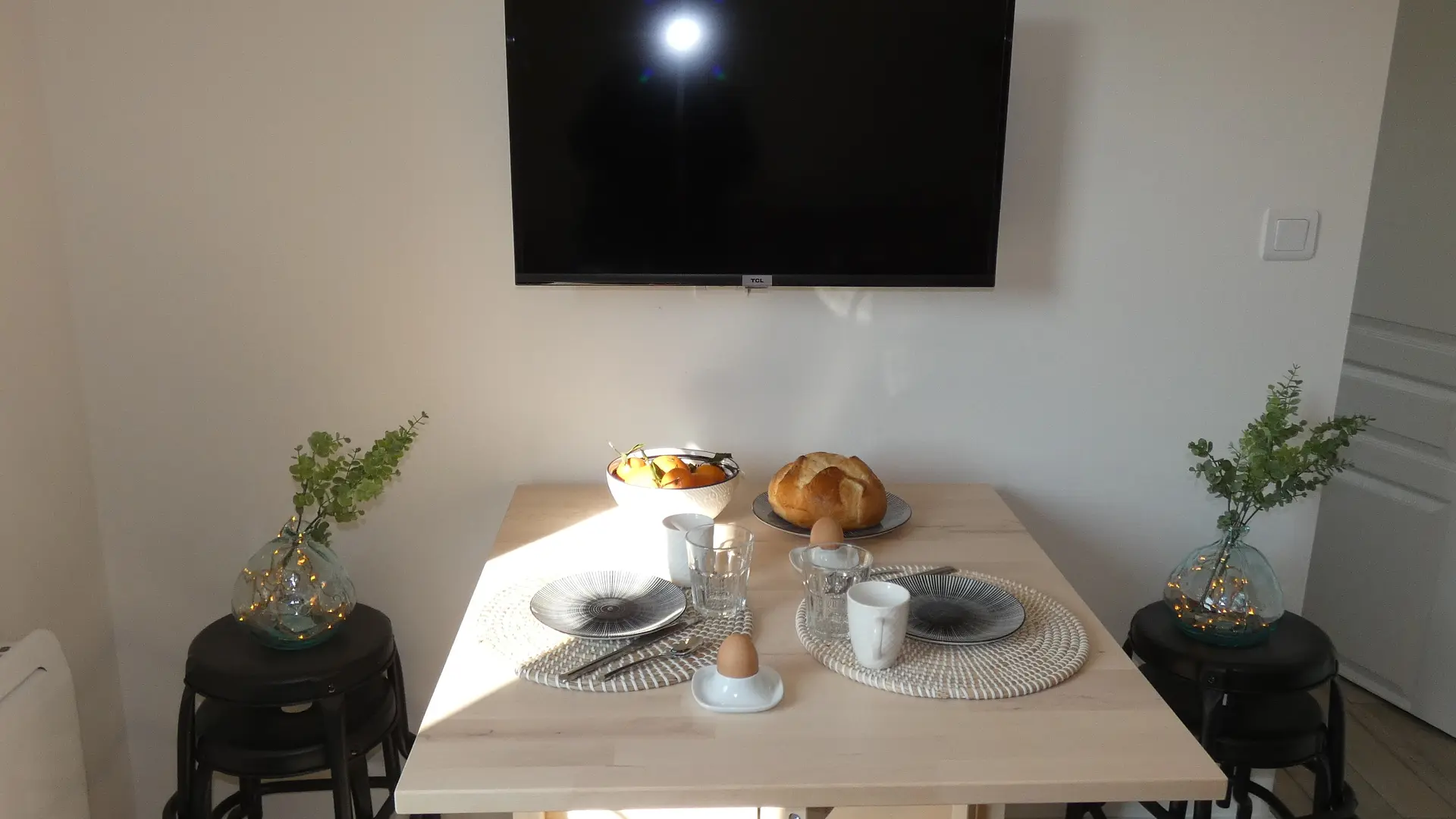 Le coin repas - Seul ou à 4 partagez vos repas sur la table amovible