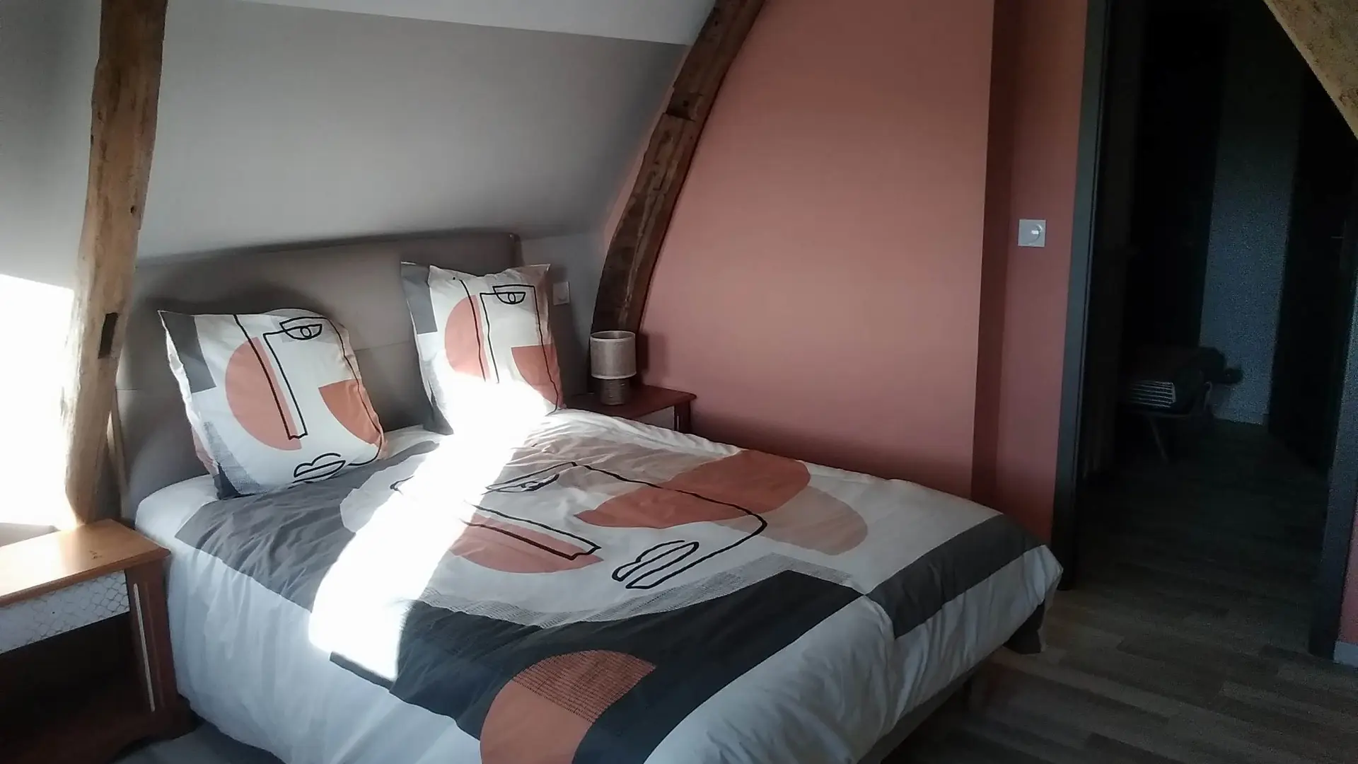 2EME CHAMBRE A L ETAGE avec un lit de 140