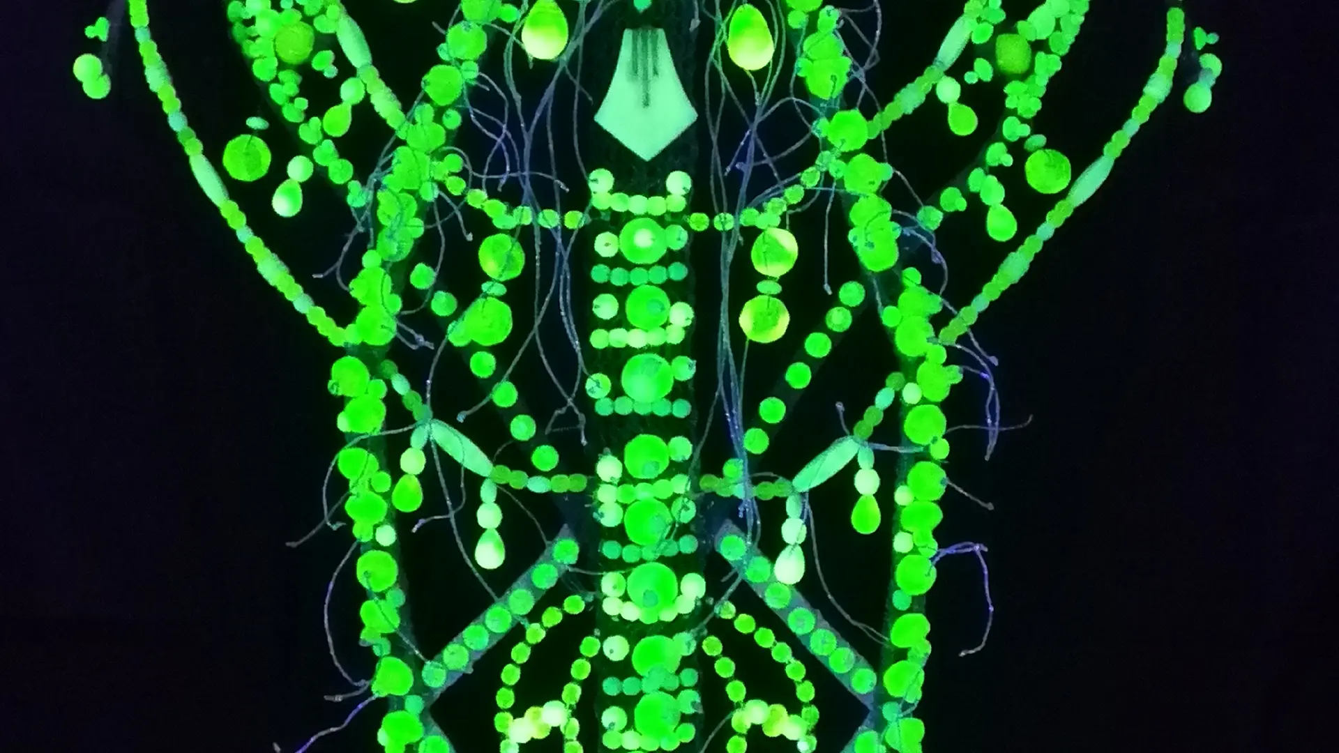 Composition Márcia de Castro avec des perles en verre ouraline de Bohème