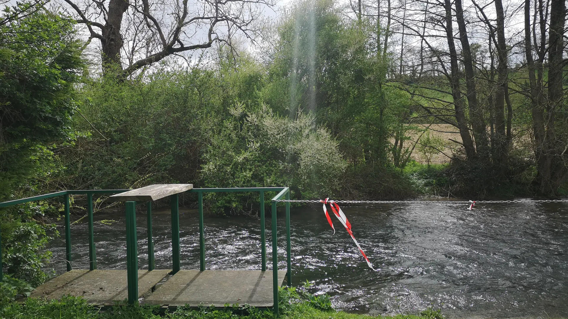 ponton rivière à 100 mètres