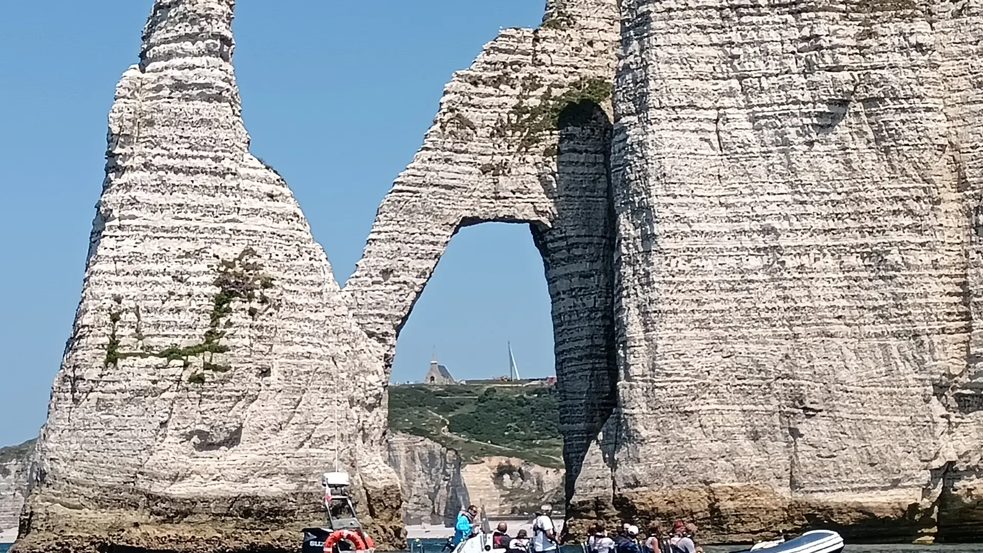 Etretat vue depuis la mer au depart de Fecamp