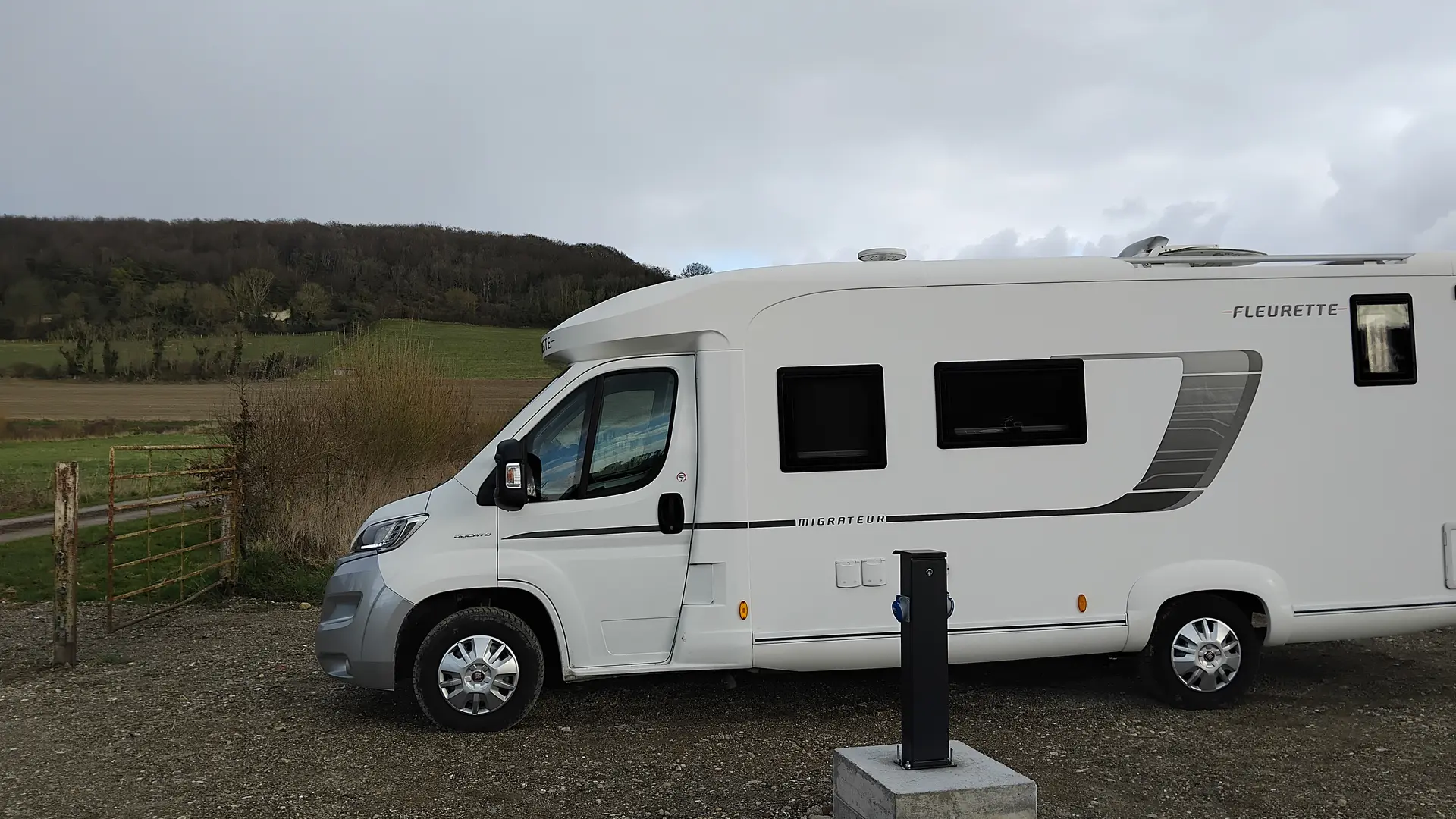 plate forme camping car - caravane avec borne électrique