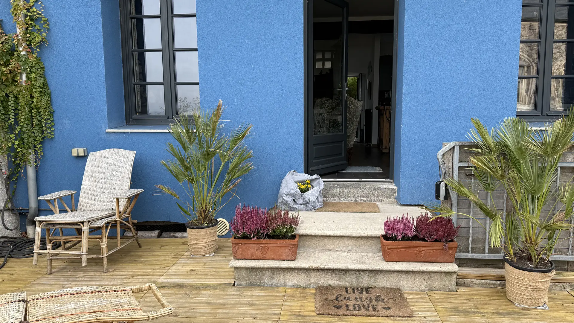 Terrasse devant la maison avec vue sur la mer