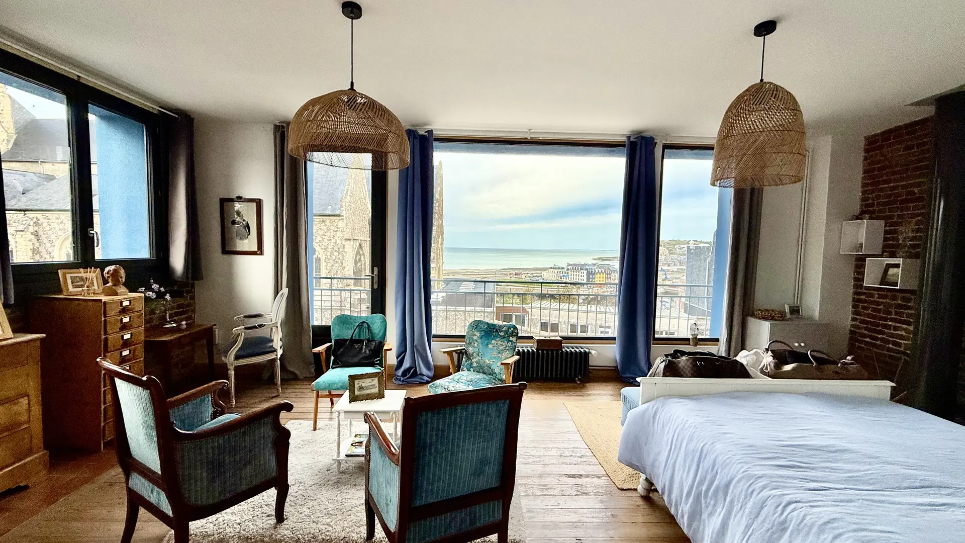 Chambre parentale avec vue panoramique sur la mer