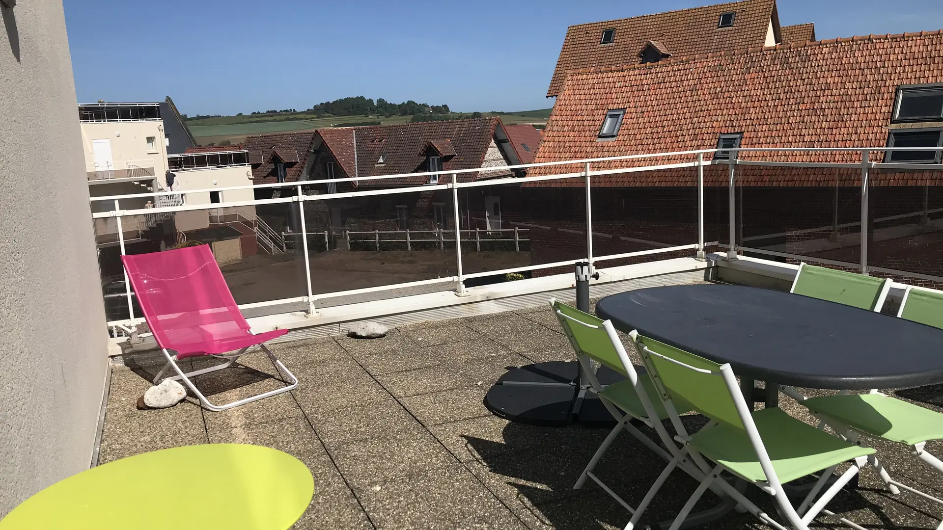 la terrasse et son salon de jardin