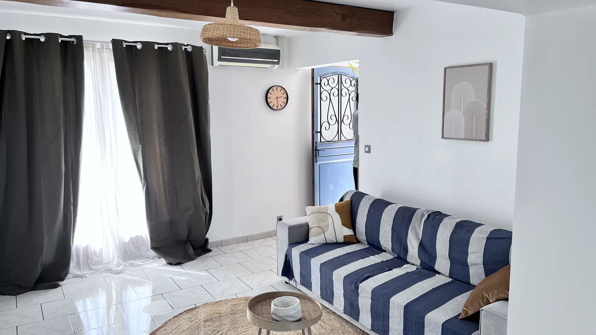 Salon spacieux 28 m2 avec TV et canapé convertible