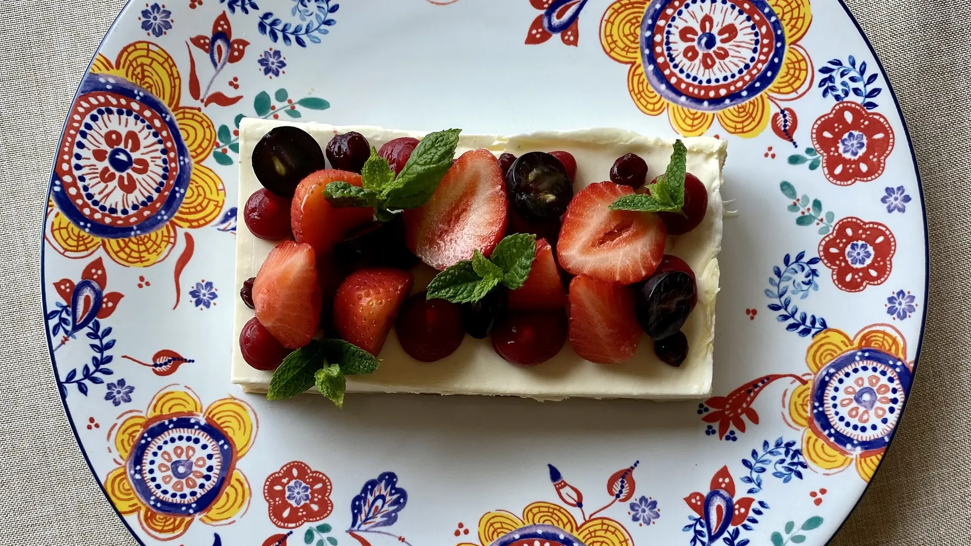 gateau chocolat blanc, fève de tonka et fruits rouges