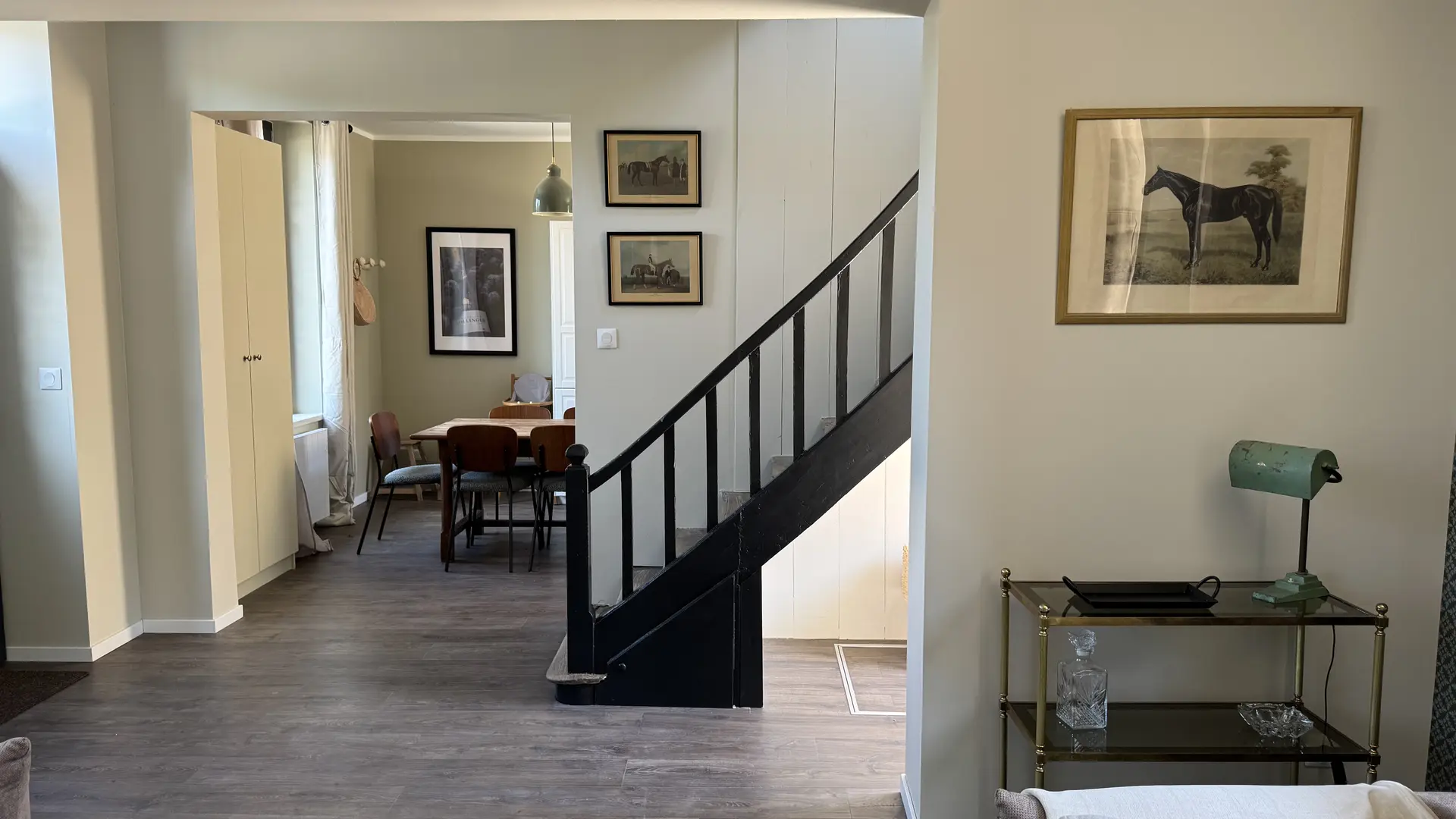 Pièce de vie, salon avec 2 canapés, salle à manger et cuisine