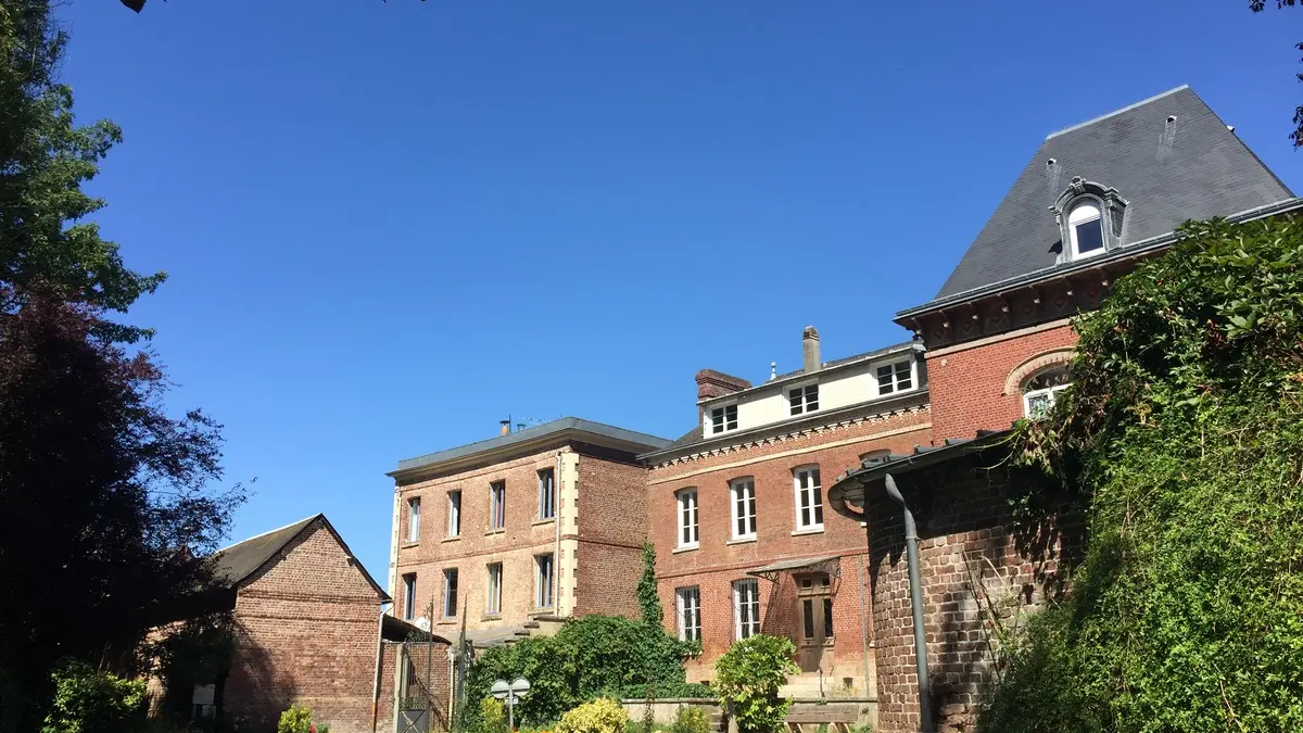 La maison du parc où se trouve la bibliothèque