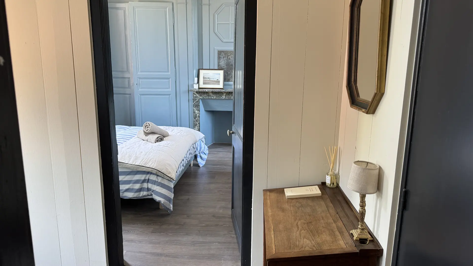 Chambre 2  avec lit queen size et salle de bain